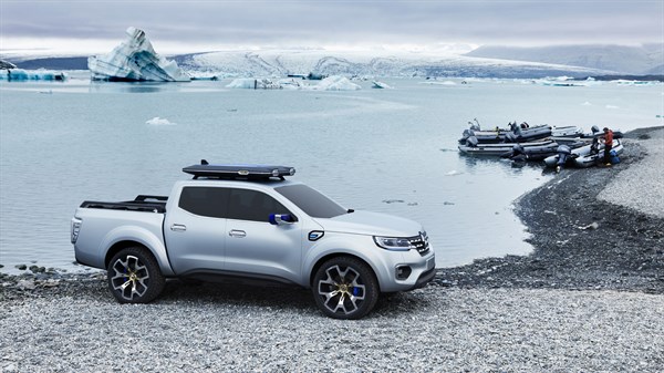 Renault ALASKAN Concept - profile view - Northern French landscape