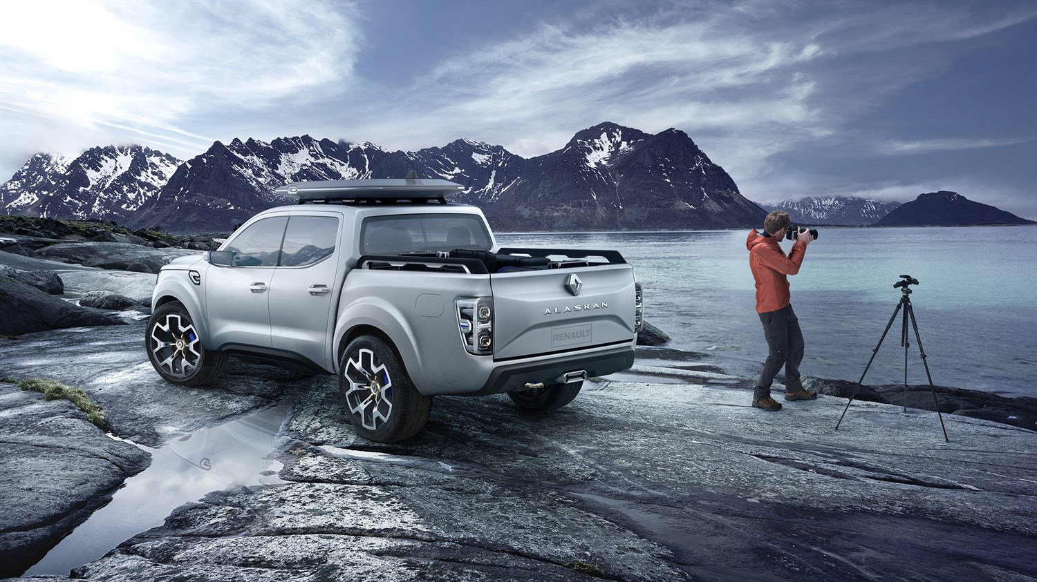Renault ALASKAN Concept - 3/4 rear view - The ideal partner for an exploratory photographer